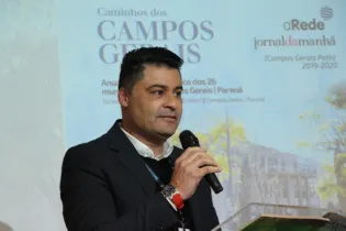 Prefeito marcou presença no lançamento do livro-anuário 'Caminhos dos Campos Gerais'.