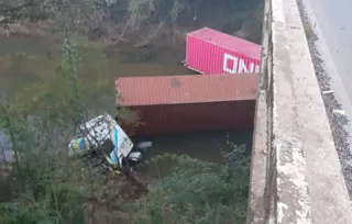 Veículo despencou de ponte do Rio Capivari e motorista morreu na hora