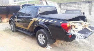 Ladrões usaram dois veículos clonados com a pintura de carros da Polícia Federal para levar a carga