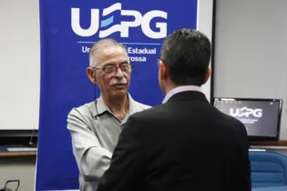 Reitor conversa com Domingos Souza após a cerimônia que homenageou o fotógrafo