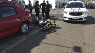 Imagem ilustrativa da imagem Motociclista bate em carro para evitar colisão com caminhão