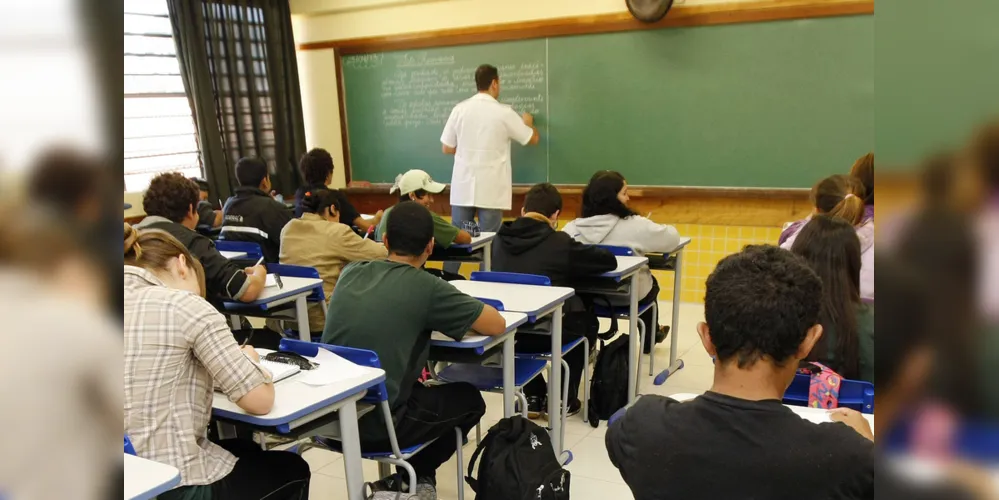 Segundo o Estado, as medidas tranquilizam 20 mil professores que atuam hoje nas 2,1 mil escolas estaduais do Paraná