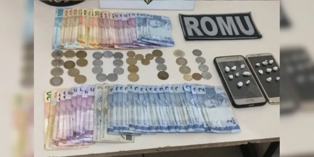 Mais de R$ 600 em dinheiro foram apreendidos com os suspeitos