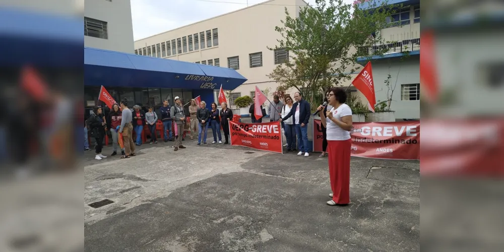 O ato desta terça-feira contou também com a organização da Frente Ampla Democrática (FAD), que integra sindicatos, movimentos sociais e de estudantes em Ponta Grossa