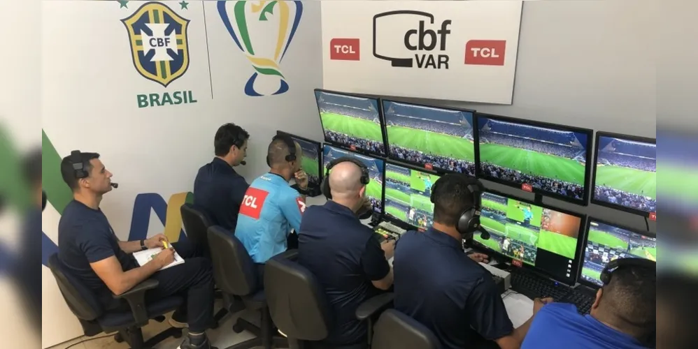 Imagem ilustrativa da imagem VAR no Brasil demora 46% a mais que recomenda a Fifa