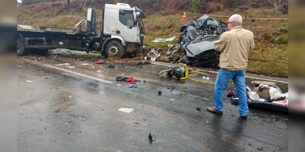As três vítimas estavam em um automóvel Ford Fusion com placa de Icaraíma (PR), que se chocou contra um caminhão com placa de Palmeira (PR)