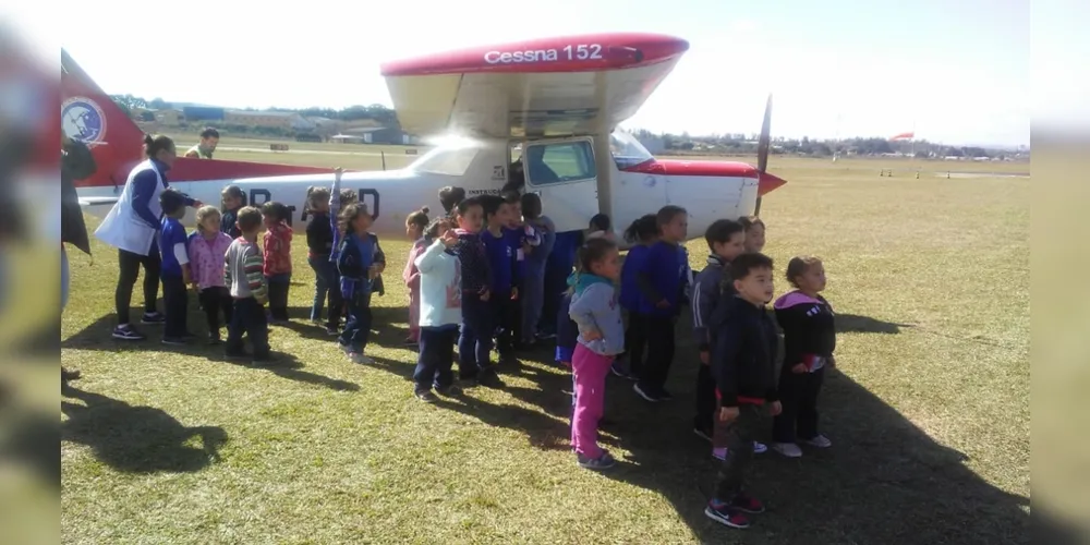 Imagem ilustrativa da imagem Educação Infantil visita o Aeroporto Santana em PG