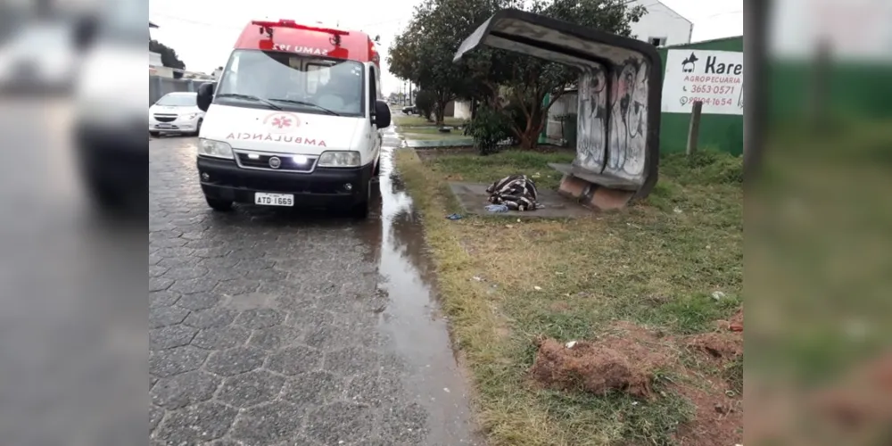 O corpo do morador da rua, conhecido na região como 'Beto', foi recolhido ao Instituto Médico Legal de Curitiba e a suspeita da morte é hipotermia 

