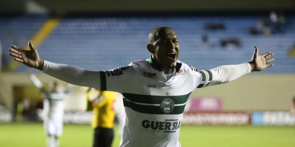 Rodrigão marcou um dos gols que mantêm o Coxa na vice-liderança da Série B