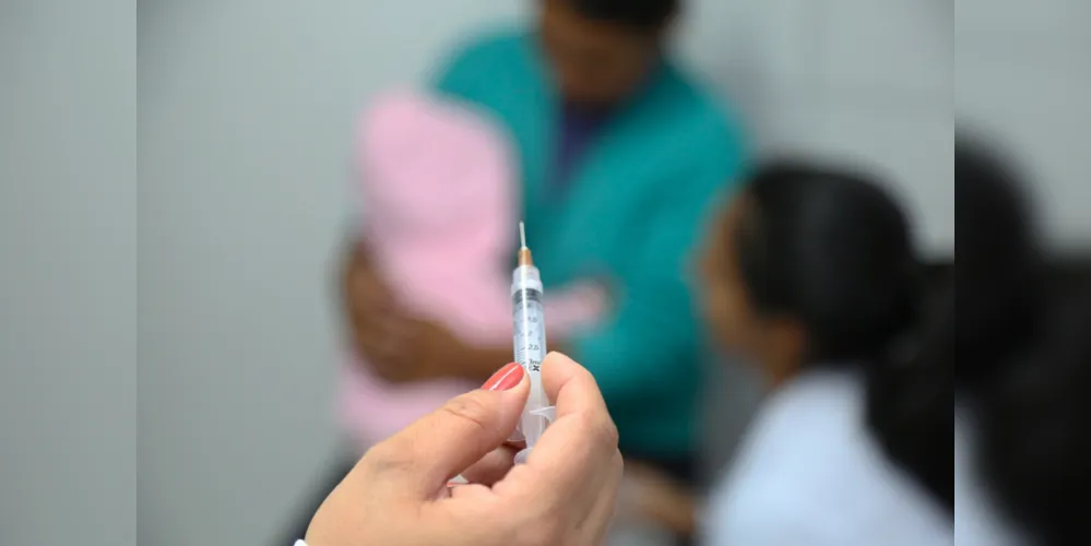 Crianças menores de 6 meses de vida, gestantes e pacientes imunodeprimidos, ou com reação alérgica grave à vacina, não devem imunizar-se