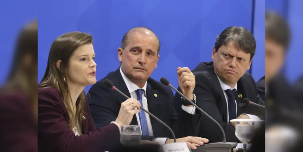 A secretaria especial do PPI, Martha Seillier, o ministro da Casa Civil, Onyx Lorenzoni, e o da Infraestrutura, Tarcísio Gomes de Freitas