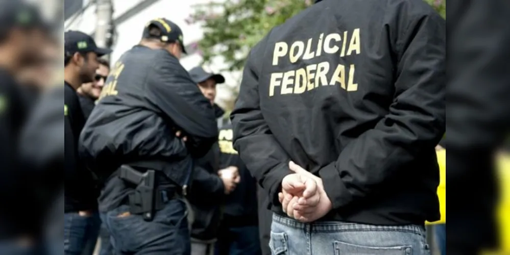 Cerca de 80 policiais federais cumprem 12 mandados de busca e apreensão em endereços nas cidades de São Paulo e do Rio de Janeiro