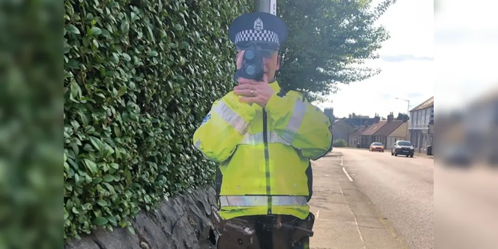 Policial de trânsito de cartolina é furtado na Escócia