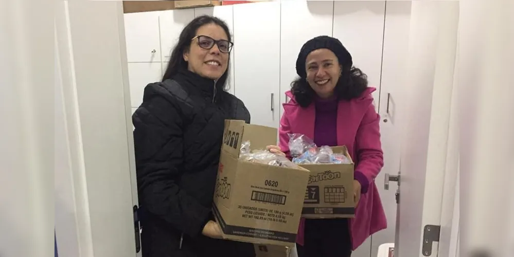 As professoras Karla Nadal e Elaine Carvalho foram até o Hospital do Rocio para fazer a entrega
