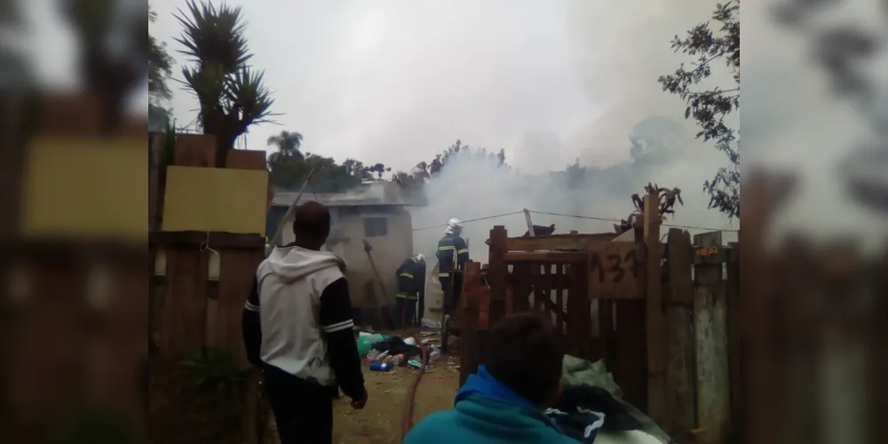 Imagem ilustrativa da imagem Incêndio destrói duas residências na Vila Princesa