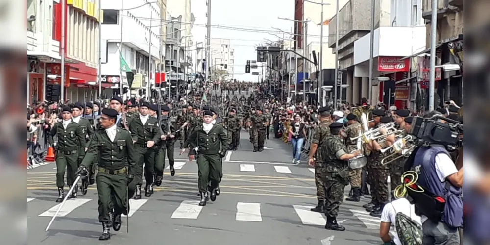 Imagem ilustrativa da imagem Desfile leva milhares à avenida Vicente Machado