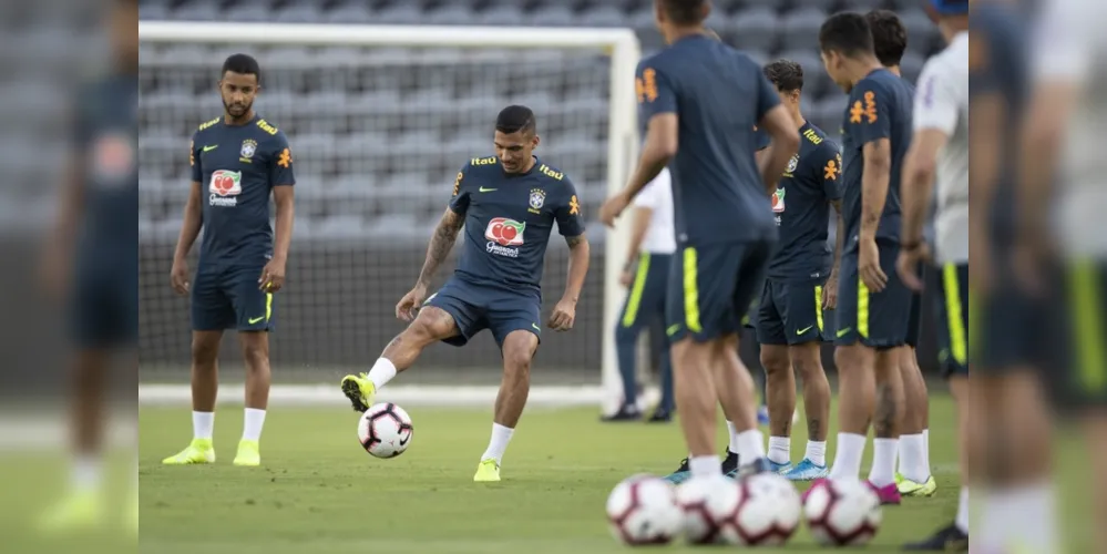 Nesta segunda-feira (9), os jogadores do Brasil participaram de um trabalho tático voltado para o amistoso 