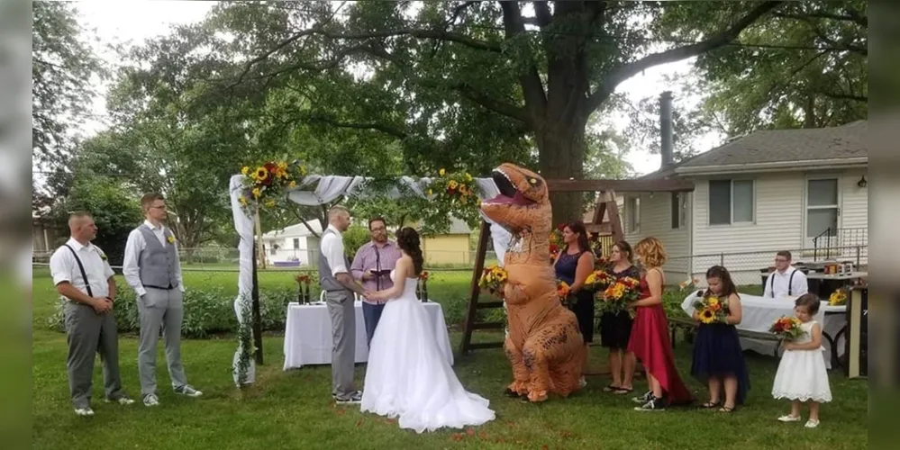 Madrinha aparece no casamento da irmã fantasiada de tiranossauro nos EUA 
