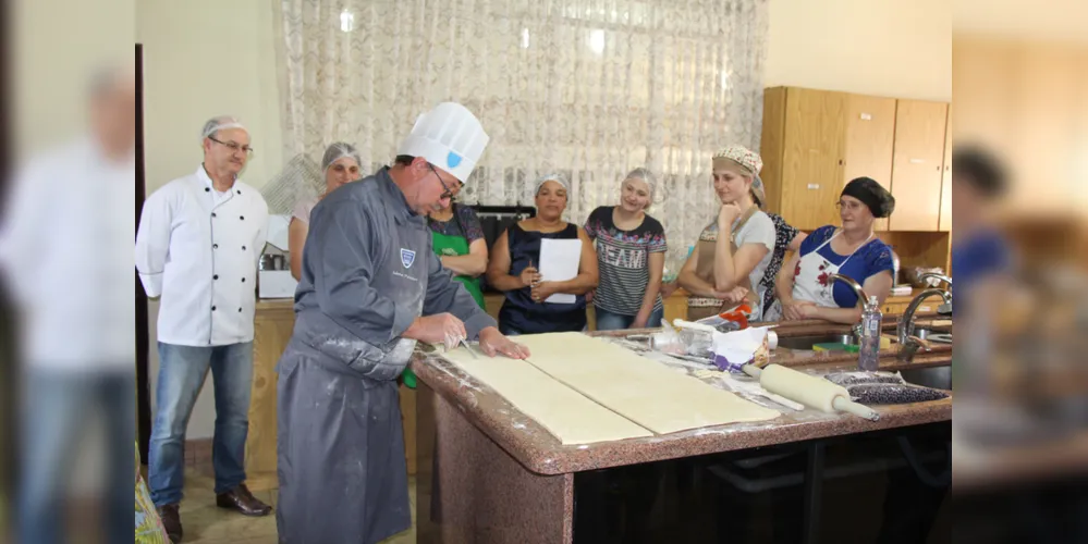 Os alunos estão aprendendo a preparar e gerir a produção de diferentes tipos de pães, bolos, bolachas e biscoitos