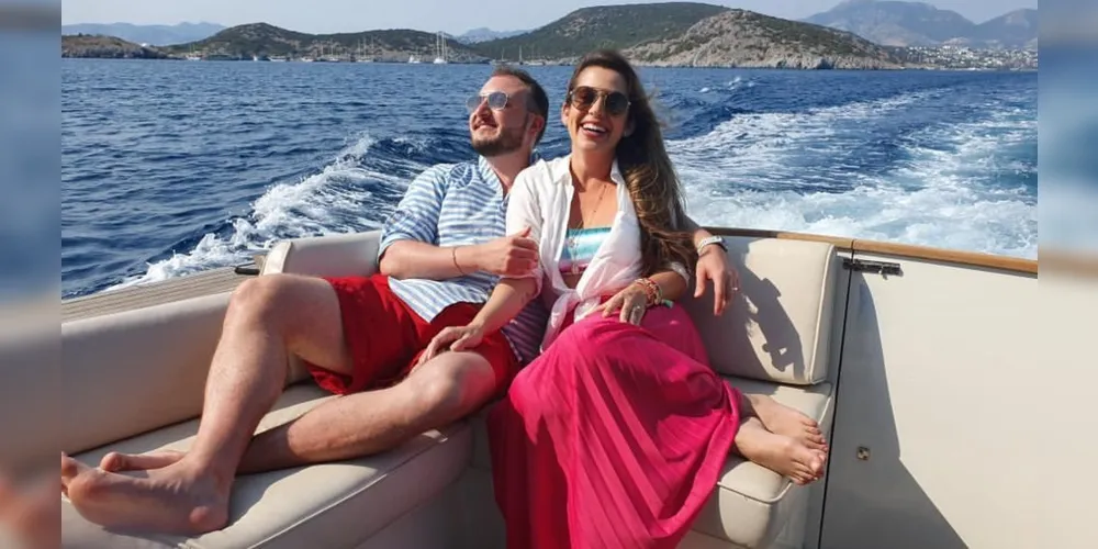 No registro, o casal Lais e Airton Coradassi que curtiu temporada de lazer e descanso em uma viagem encantadora. Na descontraída foto, os apaixonados em Bodrum, litoral da Turquia.