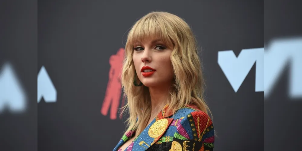 Taylor Swift posa no tapete vermelho do VMA 2019