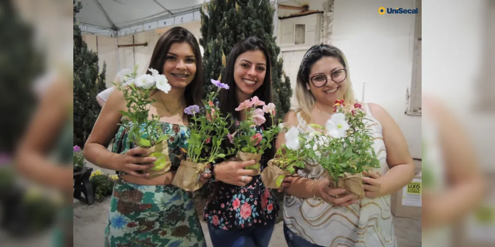 Acadêmicas da UniSecal trocaram lixo por mudas de flores.
