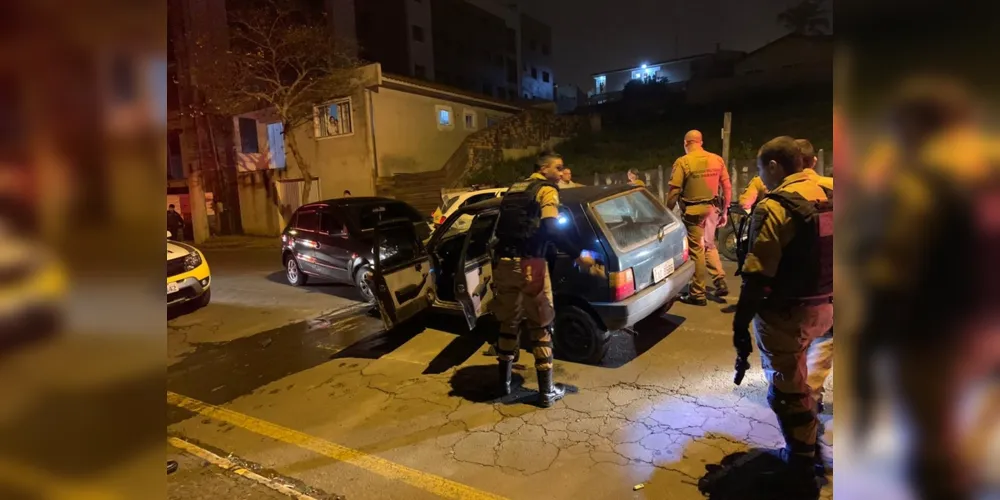 Veículo usado na fuga foi abordado após bater em outro carro na Rua Afonso Celso