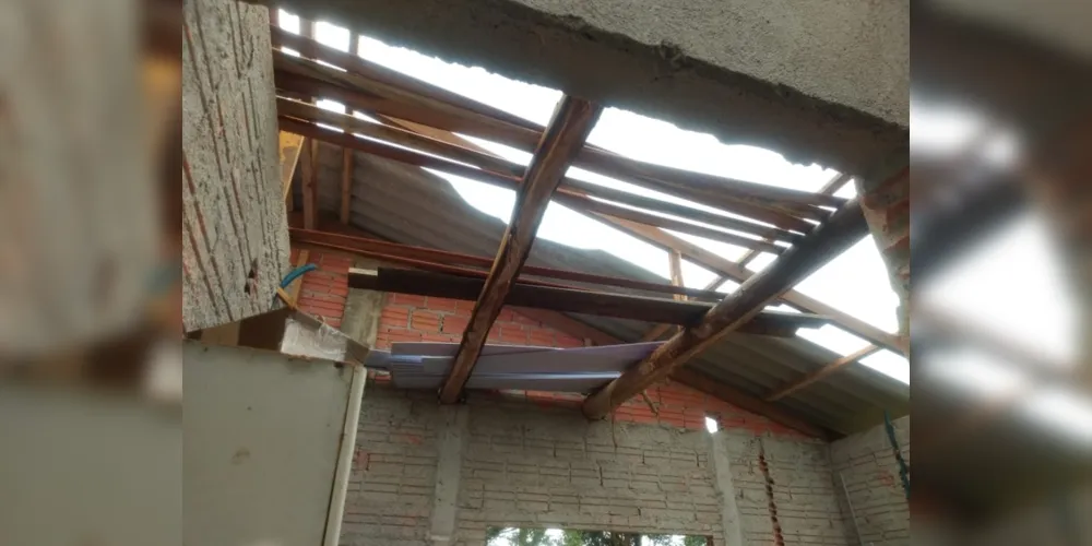 Casas atingidas tiveram telhados destruídos pelos fortes ventos