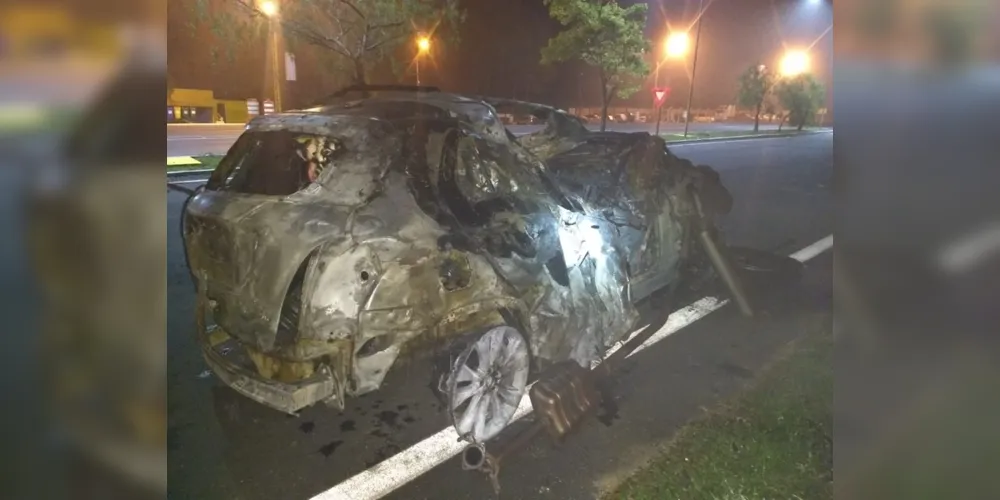 Imagem ilustrativa da imagem Carro capota, pega fogo e motorista morre em Irati