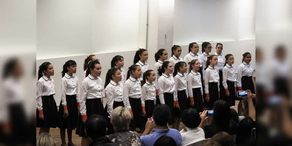 O coro Meninas Cantoras de Ponta Grossa foi criado em 2012 e é mantido pela Fundação Municipal de Cultura