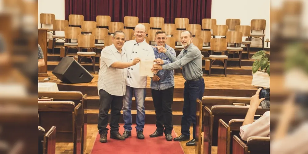 O evento de formatura, realizado no salão da Igreja Irmãos Menonitas, contou com cerimônia de entrega de certificados a todos os alunos que concluíram o curso