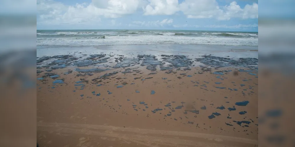 A presença de óleo no mar e em algumas praias nordestinas começou a ser denunciada por cidadãos no dia 2 de setembro