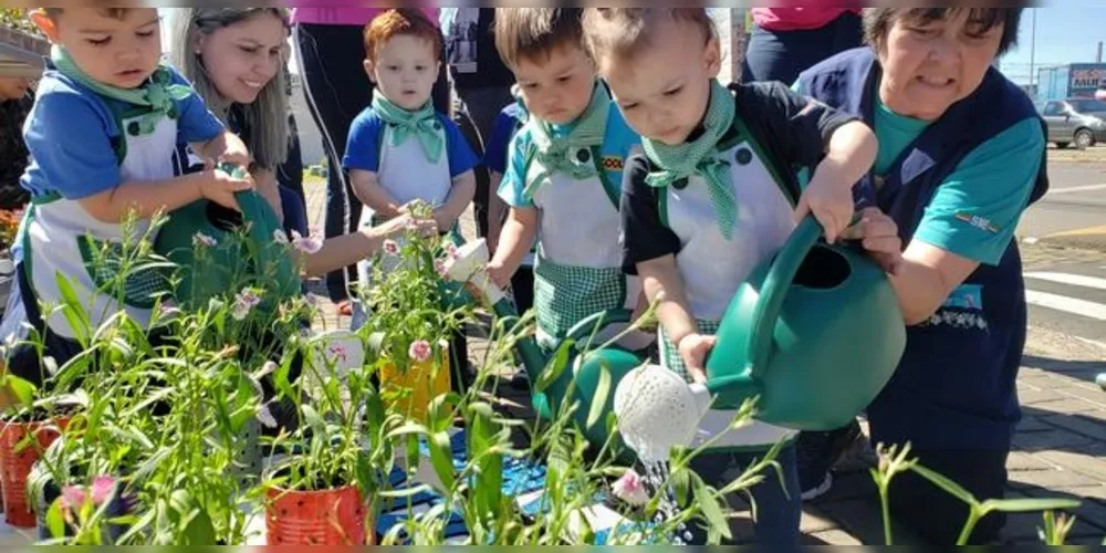 Em projeto que desenvolve afetividade, empatia e meio ambiente, pequenos alunos da Escola Municipal Djalma de Almeida César cultivam e entregam flores à comunidade

