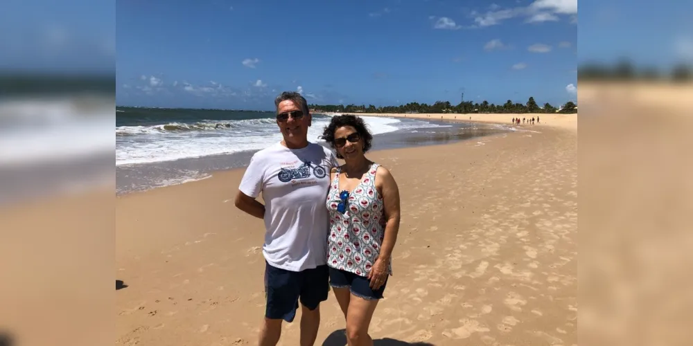 TRIP - Luciano Vargas, ex-reitor da UEPG, ao lado da sua esposa Vânia Vargas, está comemorando a sua aposentadoria em viagem à Bahia.