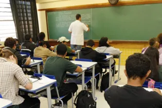 Segundo o Estado, as medidas tranquilizam 20 mil professores que atuam hoje nas 2,1 mil escolas estaduais do Paraná