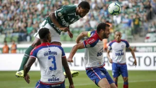Imagem ilustrativa da imagem VAR e expulsão marcam empate entre Palmeiras e Bahia