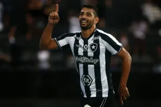 Imagem ilustrativa da imagem Botafogo vira contra reservas do Athletico e vence por 2 a 1
