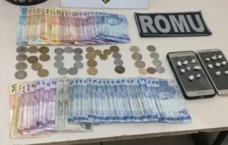 Mais de R$ 600 em dinheiro foram apreendidos com os suspeitos