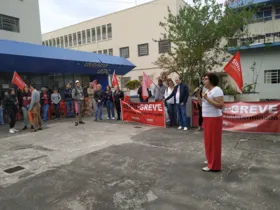 O ato desta terça-feira contou também com a organização da Frente Ampla Democrática (FAD), que integra sindicatos, movimentos sociais e de estudantes em Ponta Grossa