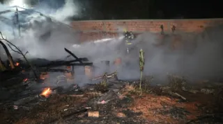 Preocupação dos vizinhos e dos bombeiros era de evitar que o fogo se espalhasse para outras casas