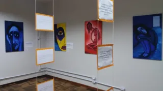 As obras do artista Jailson 'Piu' Nascimento, estão no hall do Fórum de Ponta Grossa; exposição integra a programação da XIV Semana Nacional da Justiça pela Paz em Casa
