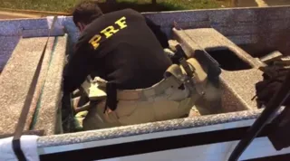 Motorista do caminhão-cegonha que carregava a droga acabou sendo preso em flagrante