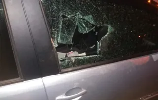 Homem usou tijolo para quebrar vidro do carro e tentou furtar objetos que estavam no interior