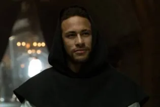 Neymar interpreta um monge brasileiro de nome João, que contracena com Berlim (Pedro Alonso) e Professor (Álvaro Morte)