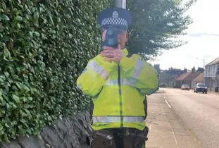 Policial de trânsito de cartolina é furtado na Escócia