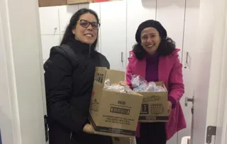 As professoras Karla Nadal e Elaine Carvalho foram até o Hospital do Rocio para fazer a entrega