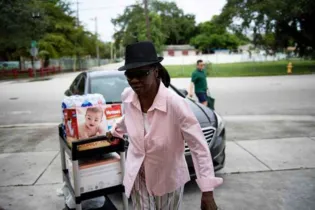  Miami, Flórida. Voluntários coletam donativos para as famílias deslocadas para abrigos por causa do furacão Dorian. Governo americano ordenou a evacuação de cerca de um milhão de pessoas