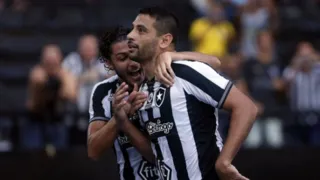 Botafogo abriu o placar em penalidade marcada com auxílio do VAR