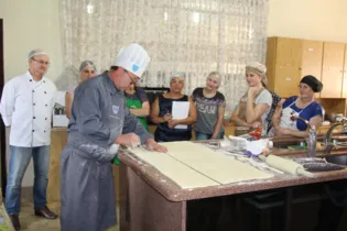 Os alunos estão aprendendo a preparar e gerir a produção de diferentes tipos de pães, bolos, bolachas e biscoitos