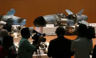O Ministério da Defesa da Arábia Saudita exibiu nesta quarta-feira (18/09) uma série de destroços de drones e mísseis de cruzeiros